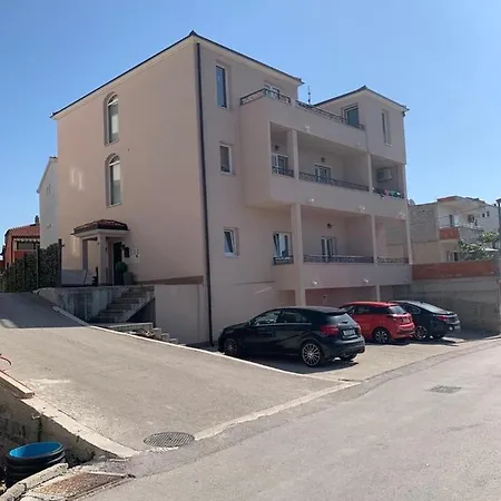 Studio Apartmant Leona With Parking Place アパート