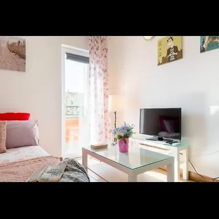 Studio Apartmant Leona With Parking Place アパート *