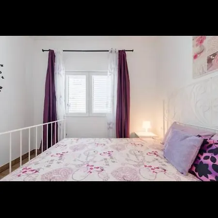 Studio Apartmant Leona With Parking Place アパート